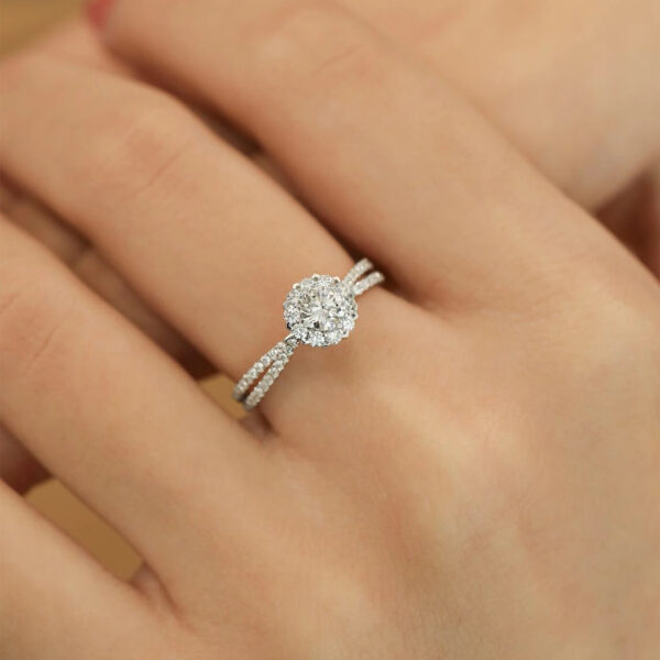 Though bold in design, this floral engagement ring blends effortlessly with various band styles. You can stack it with a plain band for everyday elegance, or pair it with matching floral accents for weddings. Its uniqueness makes it suitable for nature lovers or those seeking something beyond the classic solitaire.