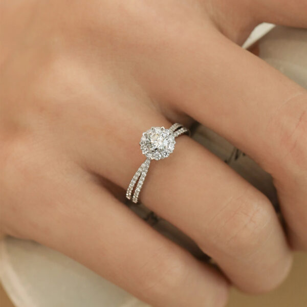 Though bold in design, this floral engagement ring blends effortlessly with various band styles. You can stack it with a plain band for everyday elegance, or pair it with matching floral accents for weddings. Its uniqueness makes it suitable for nature lovers or those seeking something beyond the classic solitaire.
