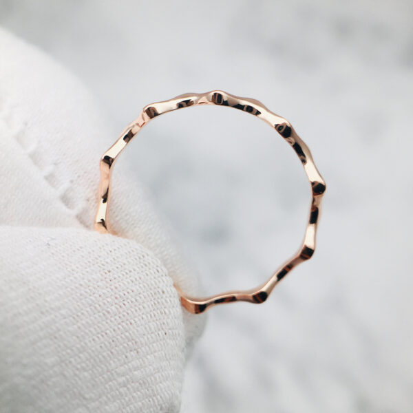 We focus on small-batch production with MOQ starting from one piece, ensuring personalized attention to every creation. Our commitment to craftsmanship guarantees high-quality, made-to-order engagement jewelry. With our expertise in bespoke diamond rings and tailor-made bridal rings, we deliver exceptional jewelry that perfectly matches your vision.