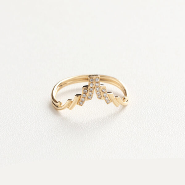 This chevron-shaped wedding band features clean lines and delicate curves, designed to complement both solitaire and three-stone engagement rings. Paved with lab-grown diamonds, it combines ethical luxury with modern aesthetics. We offer various metal options such as 925 sterling silver, 9K/10K/14K/18K gold, and PT950 platinum. You can also customize the stone type—including cubic zirconia, moissanite, lab-grown diamonds, natural diamonds, and colored gemstones. Personal engravings or symbolic patterns are available on request. If you have a specific design in mind, feel free to send us your sketches—we're happy to turn your vision into a one-of-a-kind custom fine jewelry piece with the help of our professional design team.