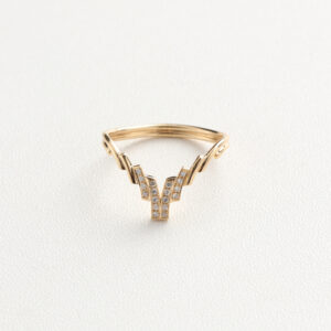This chevron-shaped wedding band features clean lines and delicate curves, designed to complement both solitaire and three-stone engagement rings. Paved with lab-grown diamonds, it combines ethical luxury with modern aesthetics. We offer various metal options such as 925 sterling silver, 9K/10K/14K/18K gold, and PT950 platinum. You can also customize the stone type—including cubic zirconia, moissanite, lab-grown diamonds, natural diamonds, and colored gemstones. Personal engravings or symbolic patterns are available on request. If you have a specific design in mind, feel free to send us your sketches—we're happy to turn your vision into a one-of-a-kind custom fine jewelry piece with the help of our professional design team.