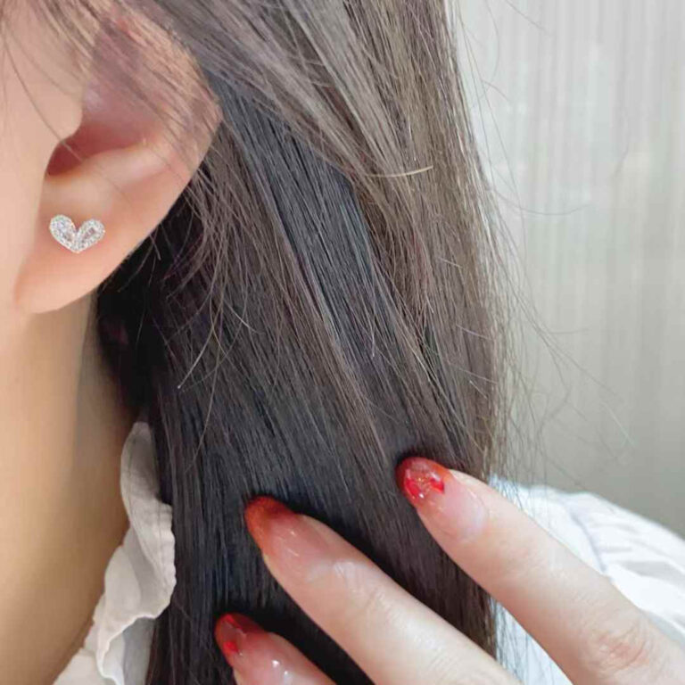 Shop custom heart moissanite earrings with 1pc MOQ. Perfect minimalist engagement fine jewelry with premium brilliance and fully personalized design options.