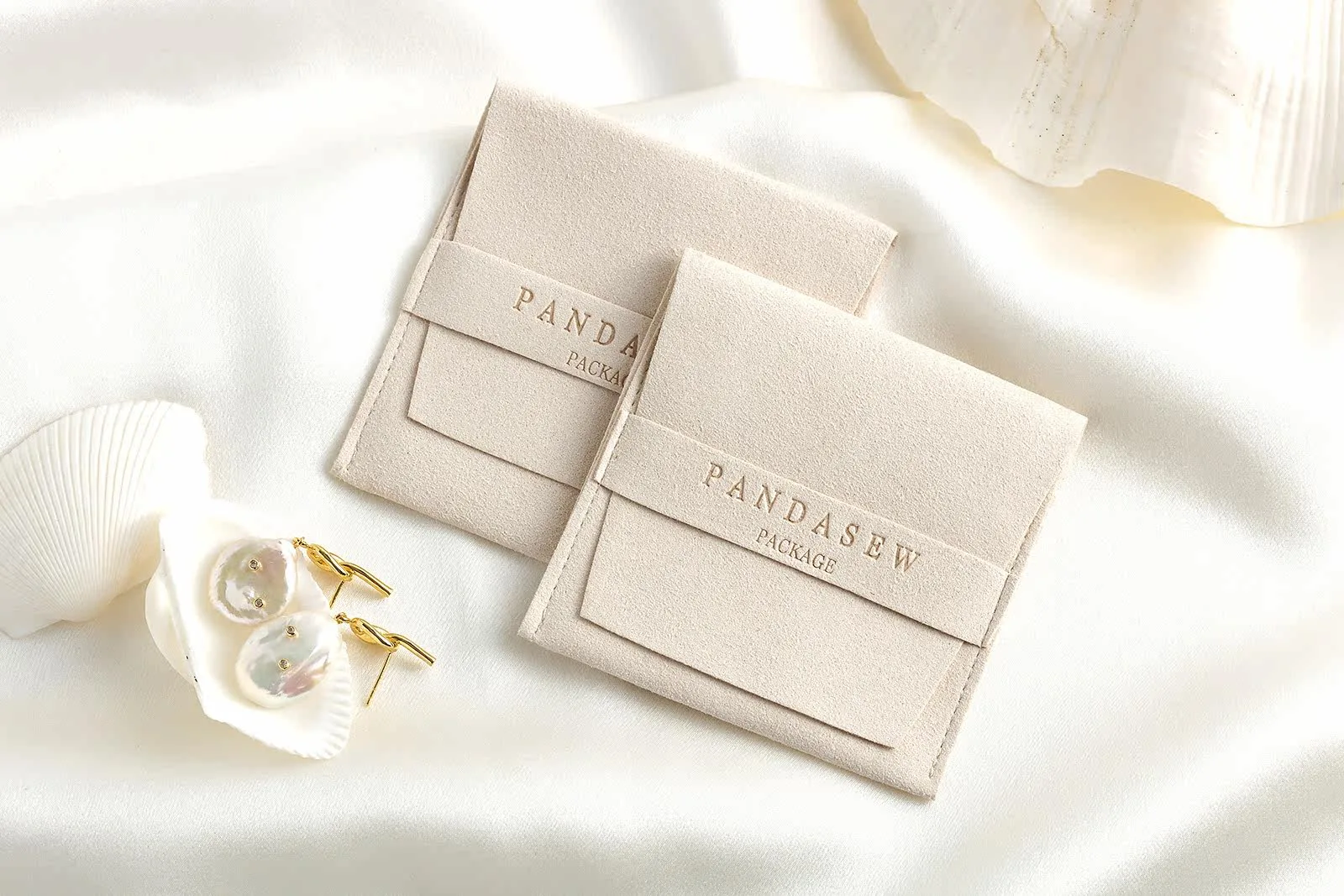 custom microfiber jewelry pouch,jewelry pouch custom,custom jewelry packaging,microfiber suede pouch,jewelry dust bag,custom pouch with logo,jewelry brand packaging,wholesale jewelry pouch,custom accessory pouch,MOQ jewelry packaging