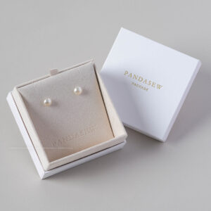 Designed specifically for jewelry brands, designers, and boutiques, this luxury jewelry box offers a reliable packaging solution for rings and necklaces. Whether used for daily sales, bridal collections, or premium gifting, it helps create a polished and professional brand image across all touchpoints.