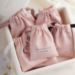 This satin jewelry pouch is ideal for organizing and protecting rings, necklaces, and small accessories. It works well for daily storage, travel use, and jewelry packaging in retail or gifting scenarios. Additionally, the compact and foldable form makes it easy to store in larger boxes or shipping cartons. As a result, brands and customers alike benefit from a storage solution that balances elegance with everyday practicality.