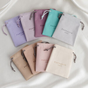 Sized at 10 × 8 cm, this drawstring jewelry bag fits most rings and delicate necklaces with ease. The adjustable closure ensures secure storage while keeping the overall look minimal and elegant.