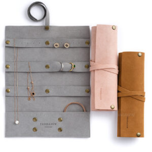 Custom microfiber jewelry roll made from soft suede. It is designed for jewelry brands seeking compact, multi-functional, and professional travel packaging solutions.