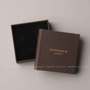 The box features a compact and balanced structure that keeps jewelry securely positioned during storage and transport. Its neutral brown color enhances versatility, making it suitable for both minimalist collections and classic fine jewelry lines. The clean exterior allows the jewelry itself to remain the focal point, while the structured form ensures durability and stability throughout daily use.