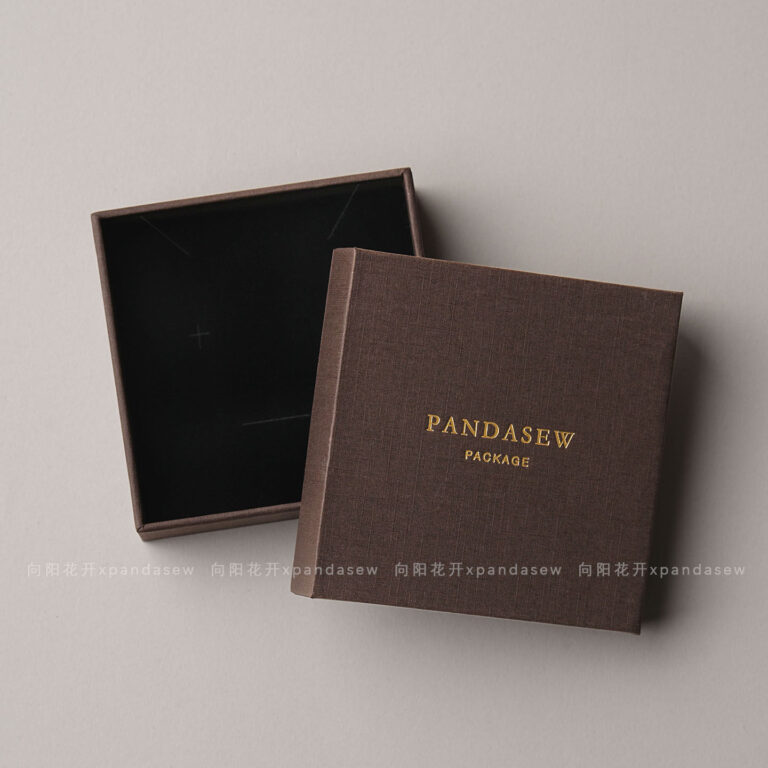 The box features a compact and balanced structure that keeps jewelry securely positioned during storage and transport. Its neutral brown color enhances versatility, making it suitable for both minimalist collections and classic fine jewelry lines. The clean exterior allows the jewelry itself to remain the focal point, while the structured form ensures durability and stability throughout daily use.