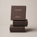 The box features a compact and balanced structure that keeps jewelry securely positioned during storage and transport. Its neutral brown color enhances versatility, making it suitable for both minimalist collections and classic fine jewelry lines. The clean exterior allows the jewelry itself to remain the focal point, while the structured form ensures durability and stability throughout daily use.