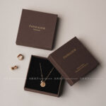 The box features a compact and balanced structure that keeps jewelry securely positioned during storage and transport. Its neutral brown color enhances versatility, making it suitable for both minimalist collections and classic fine jewelry lines. The clean exterior allows the jewelry itself to remain the focal point, while the structured form ensures durability and stability throughout daily use.