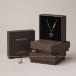 The box features a compact and balanced structure that keeps jewelry securely positioned during storage and transport. Its neutral brown color enhances versatility, making it suitable for both minimalist collections and classic fine jewelry lines. The clean exterior allows the jewelry itself to remain the focal point, while the structured form ensures durability and stability throughout daily use.