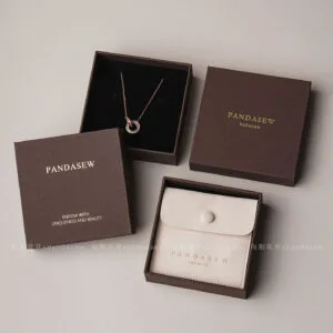The box features a compact and balanced structure that keeps jewelry securely positioned during storage and transport. Its neutral brown color enhances versatility, making it suitable for both minimalist collections and classic fine jewelry lines. The clean exterior allows the jewelry itself to remain the focal point, while the structured form ensures durability and stability throughout daily use.