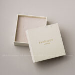 This custom jewelry storage box features a rigid structure and an elegant finish. It provides a secure and professional solution for jewelry branding.