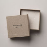 This custom jewelry storage box features a rigid structure and an elegant finish. It provides a secure and professional solution for jewelry branding.