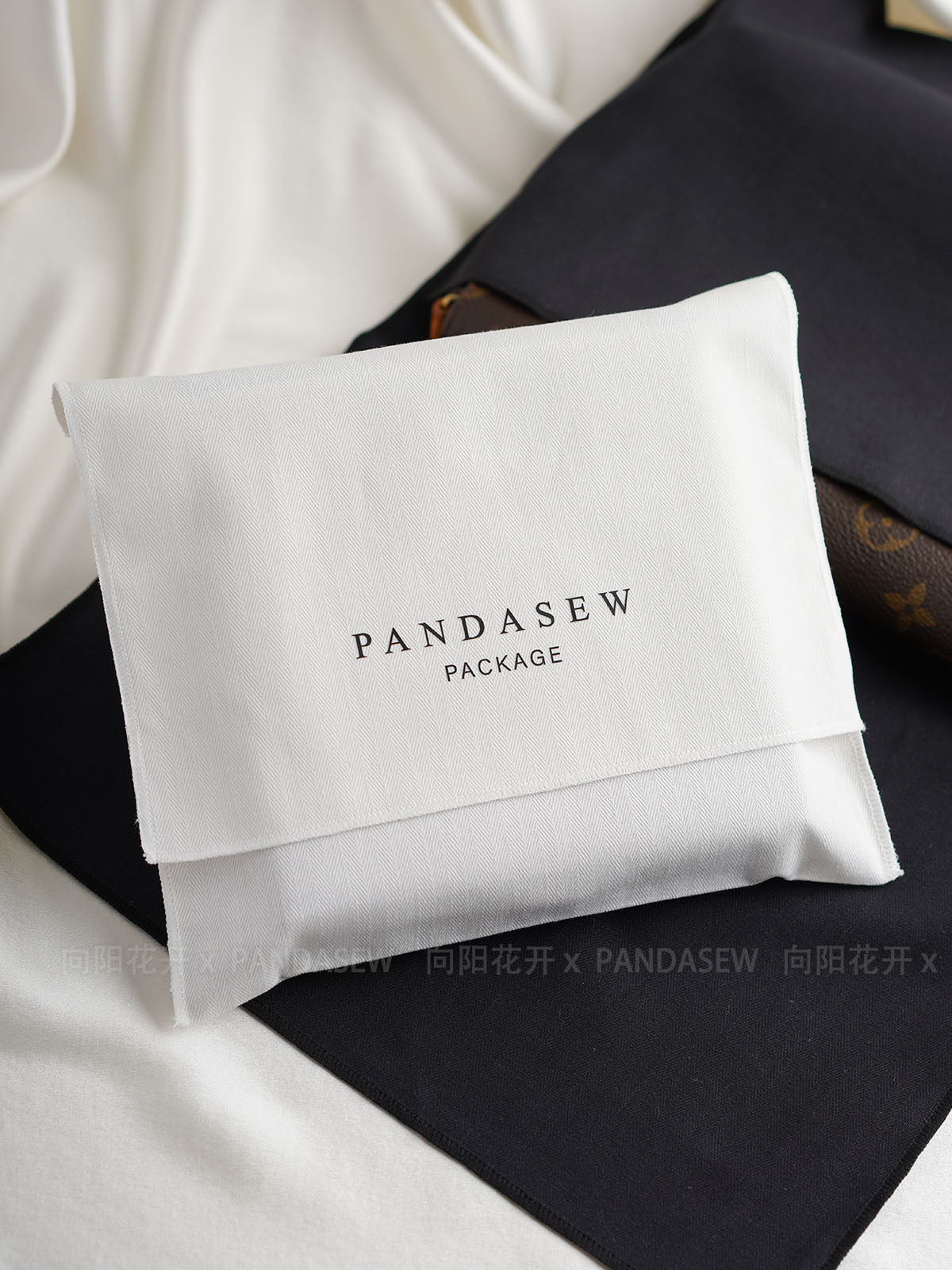 sku-3-看样logo随机 This custom cotton envelope pouch features a sleek design and soft fabric. It provides a natural and secure solution for jewelry branding.
