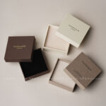 This custom jewelry storage box features a rigid structure and an elegant finish. It provides a secure and professional solution for jewelry branding.