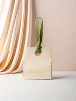 This custom colorful jewelry bag features a portable handle and a vibrant finish. It provides a secure and elegant storage solution for jewelry.