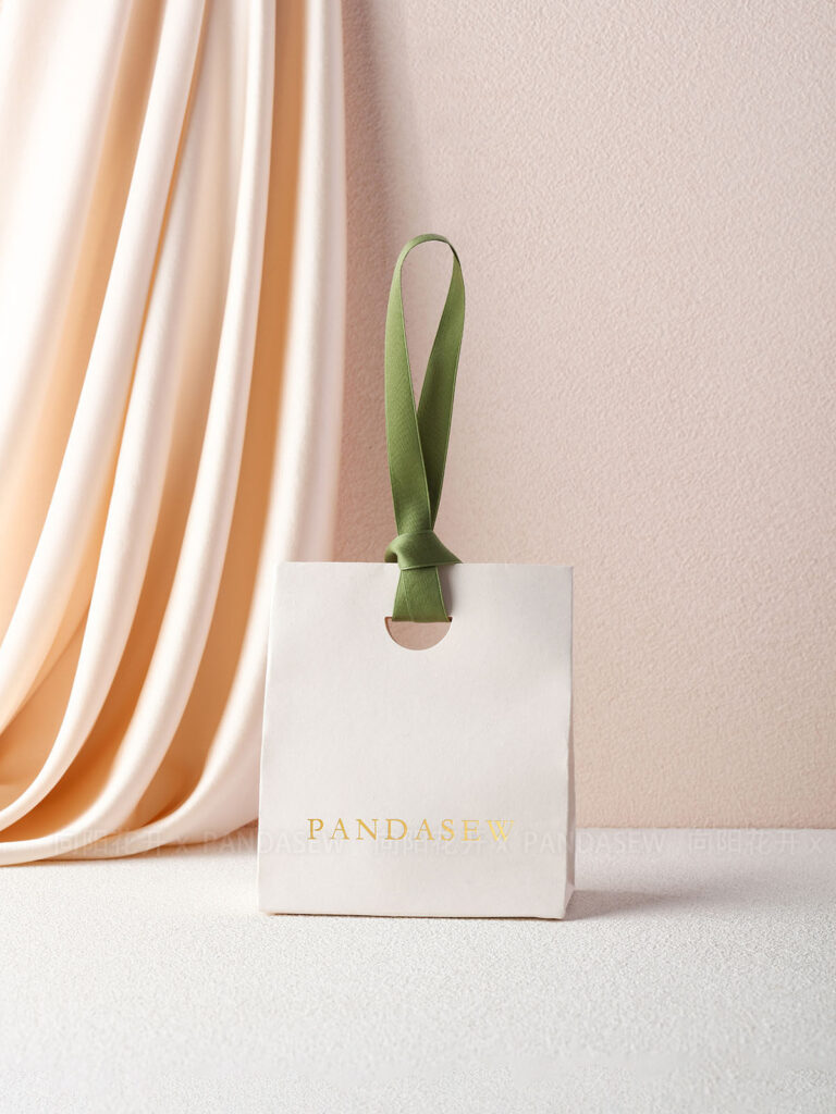 This custom colorful jewelry bag features a portable handle and a vibrant finish. It provides a secure and elegant storage solution for jewelry.