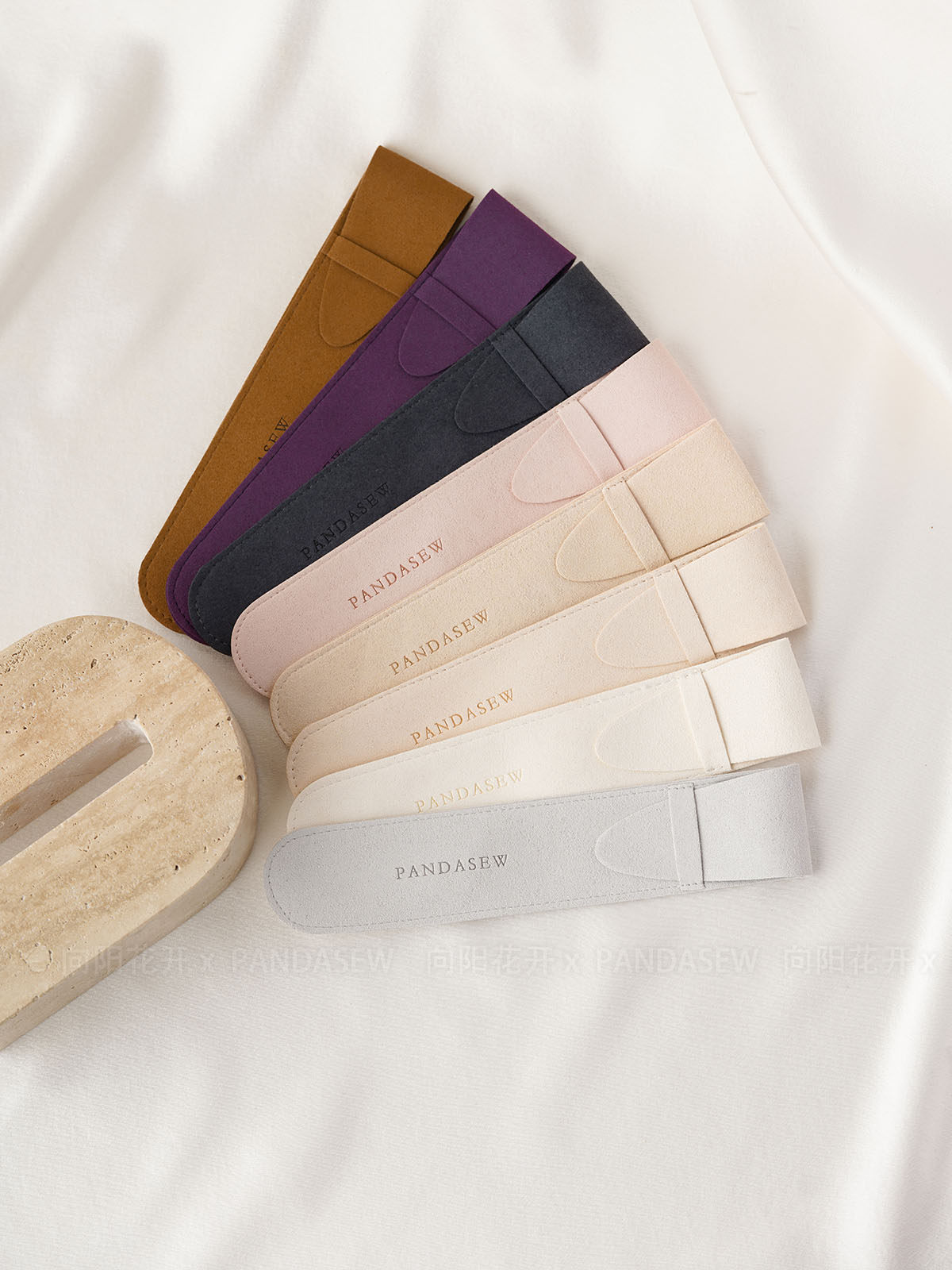 sku-9-定制其他尺寸咨询客服 This custom microfiber slim pouch features a long design and a soft suede feel. It provides a secure and elegant solution for small item branding.