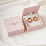 custom book jewelry case, book style jewelry box, branded jewelry packaging, luxury jewelry storage, magnetic jewelry case, jewelry box with logo, wholesale jewelry boxes, simple gift box, jewelry storage box, OEM jewelry packaging