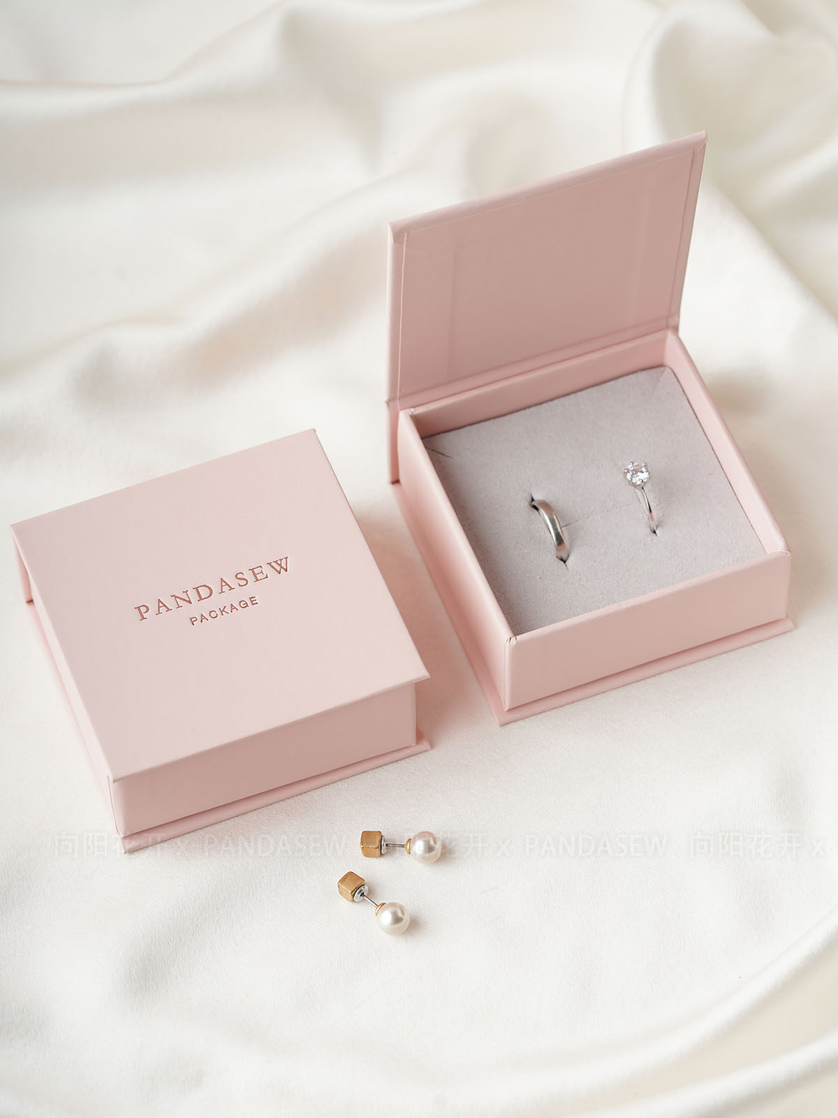 sku1 (3) This custom book jewelry box features a unique book shape and a magnetic closure. It provides a secure and elegant solution for jewelry branding.