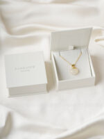 custom book jewelry case, book style jewelry box, branded jewelry packaging, luxury jewelry storage, magnetic jewelry case, jewelry box with logo, wholesale jewelry boxes, simple gift box, jewelry storage box, OEM jewelry packaging