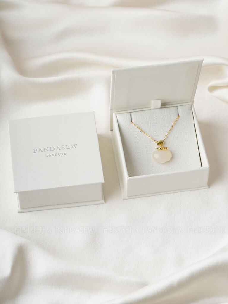 custom book jewelry case, book style jewelry box, branded jewelry packaging, luxury jewelry storage, magnetic jewelry case, jewelry box with logo, wholesale jewelry boxes, simple gift box, jewelry storage box, OEM jewelry packaging