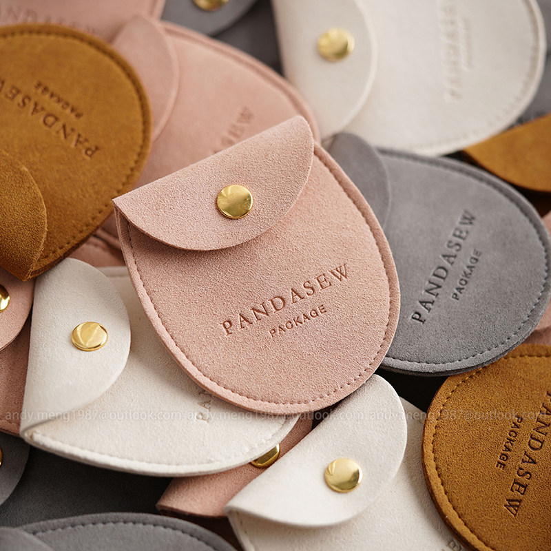 Custom microfiber saddle pouch made from premium soft suede. It is designed for jewelry brands seeking unique, secure, and professional packaging solutions with a curved saddle shape. Custom microfiber saddle pouch made from premium soft suede. It is designed for jewelry brands seeking unique, secure, and professional packaging solutions with a curved saddle shape.
