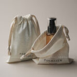 The pouch features a soft yet structured format that keeps jewelry protected during storage and transport. Its natural texture enhances visual warmth without overwhelming the overall presentation. The design remains understated, allowing the jewelry itself to remain the center of attention. This format is suitable for both daily retail use and e-commerce shipping environments.