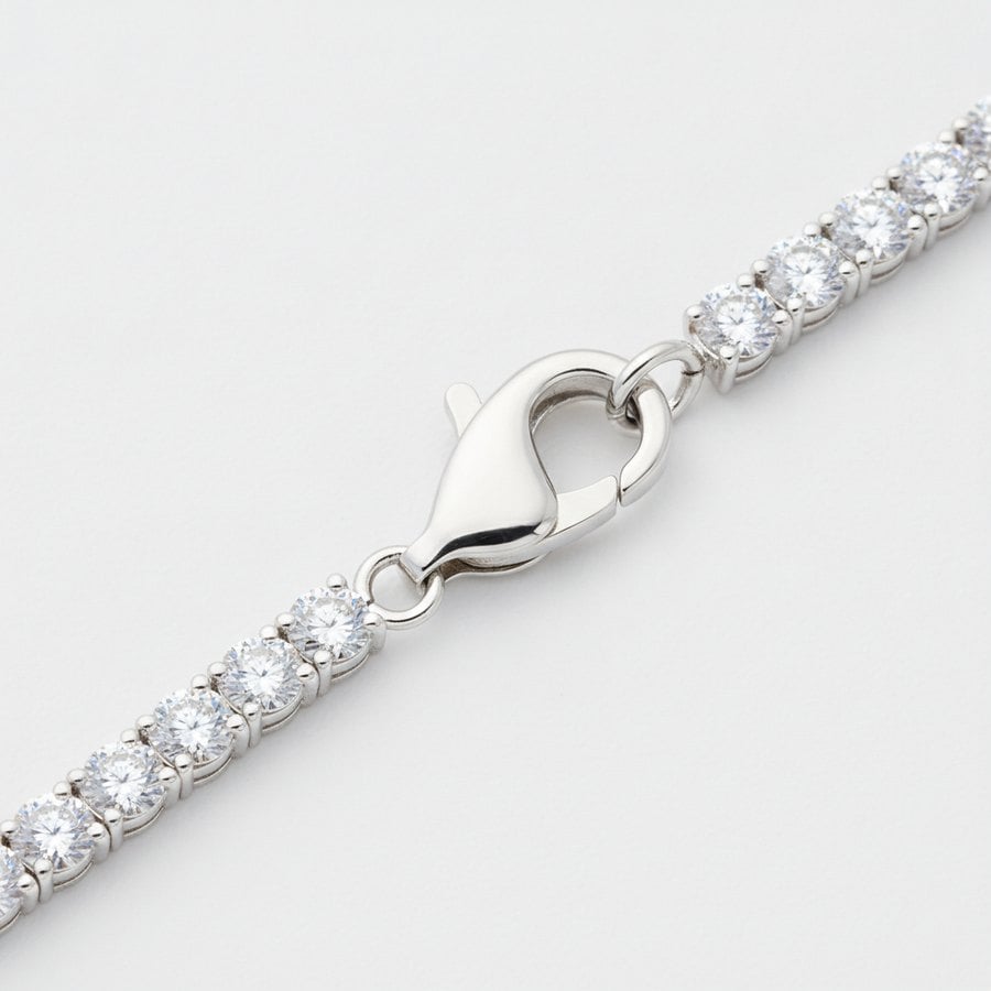 Lobster clasp on a tennis bracelet — Alpha Jewelry OEM